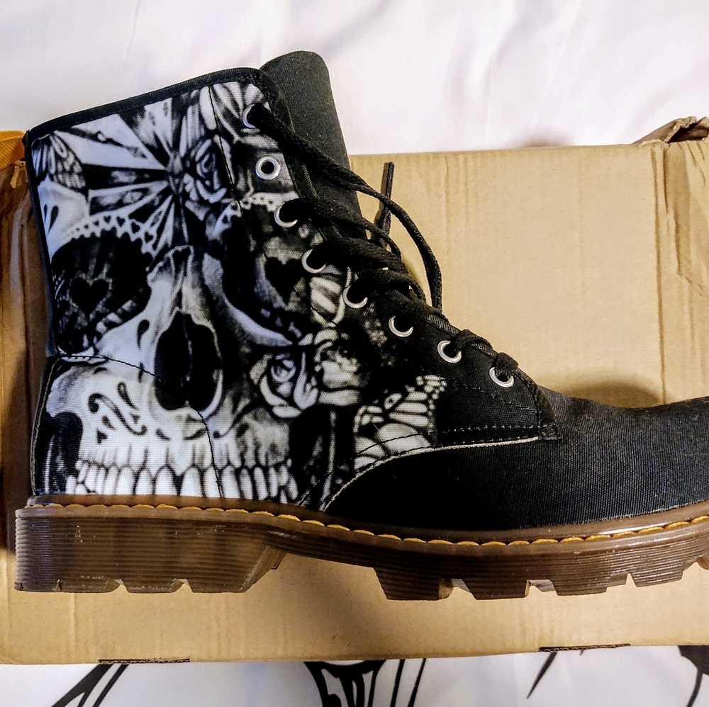 Doc Marten style skull print boot - Picture 1 of 2